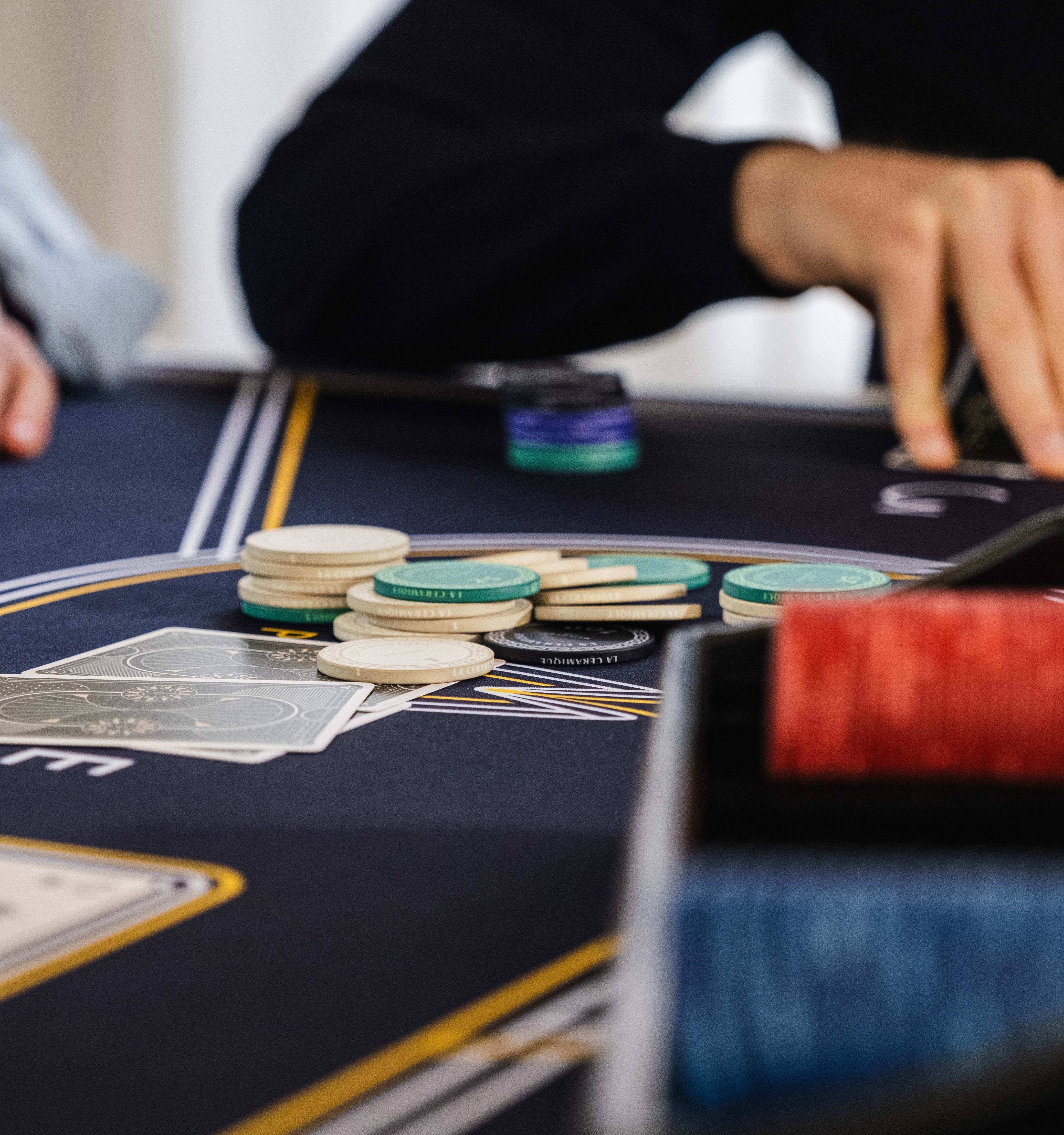 Comment lire les tells au poker : comprendre les signaux corporels des autres joueurs
