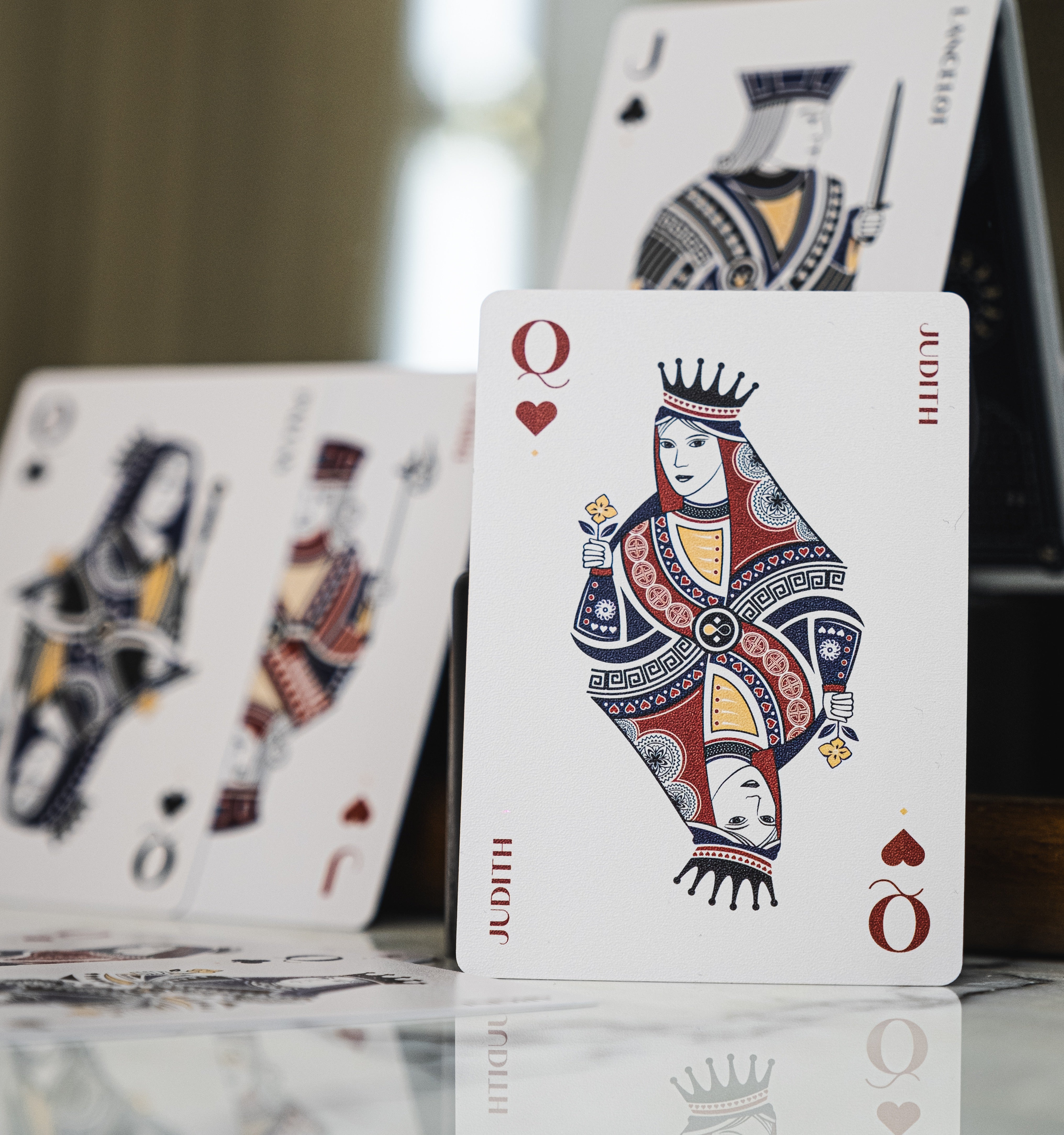 Carte design d'une belle dame de cœur