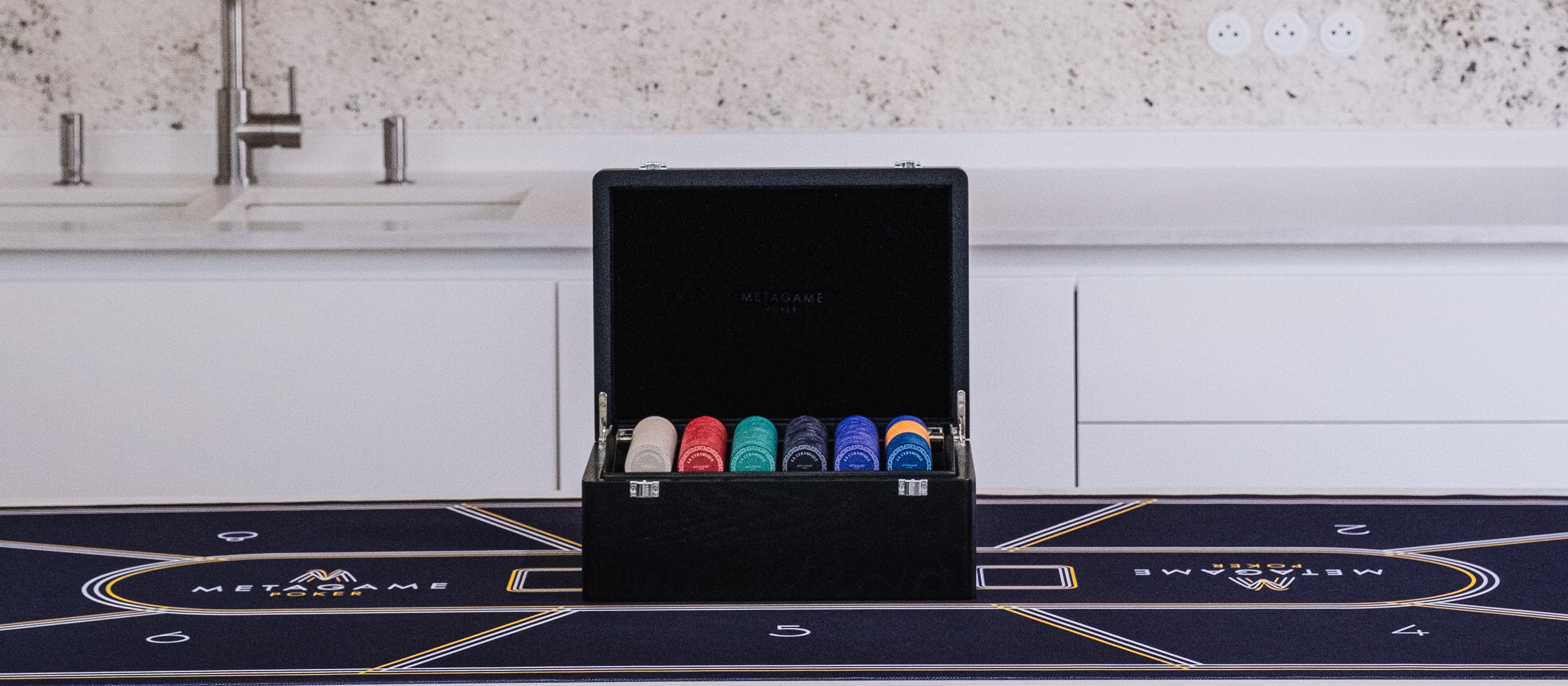 Présentation de notre coffret de poker en bois haut de gamme sur table de poker