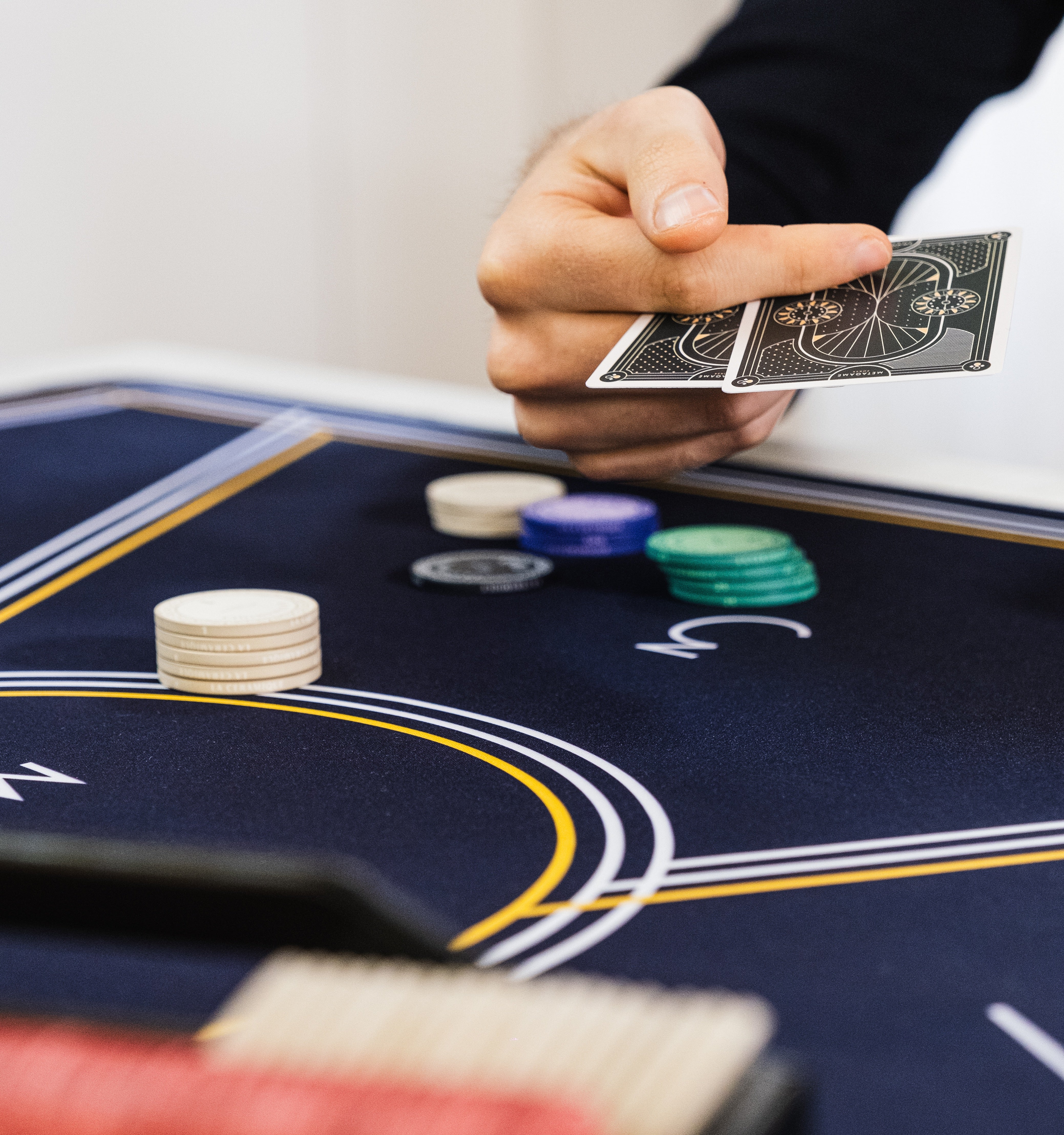 Fold pendant une partie de poker live avec belles cartes, jetons et tapis